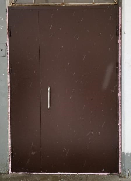 Подъездная дверь, двустворчатая, москва, с ручкой штанга 40 см,цвет коричневый