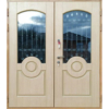 Дверь в дом металлическая, с ковкой в видей копий и стеклопакетом, мдф, цвет кремовый, вид на расстоянии 3 метров