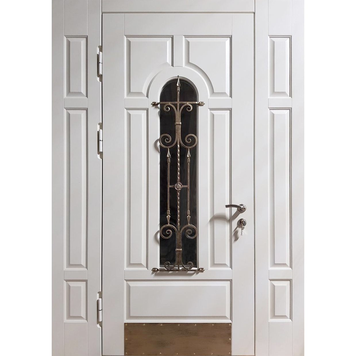 Входная уличная дверь, парадная, трехстворчатая, мдф с арочным стеклопакетом и ковкой рыцарь, цвет белый