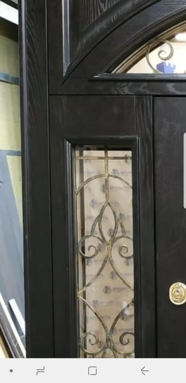 Входная уличная дверь, парадная, трехстворчатая, мдф со стеклопакетами и ковкой вензель, цвет темный венге, стеклопакет вблизи 2