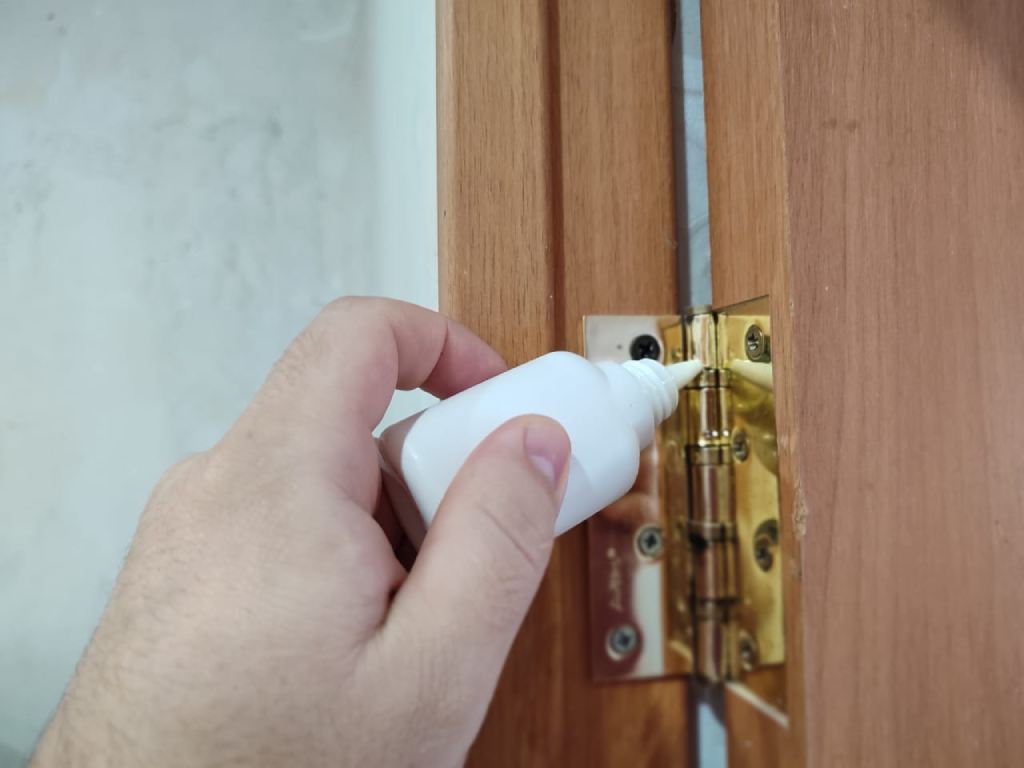 Как смазать петли на двери