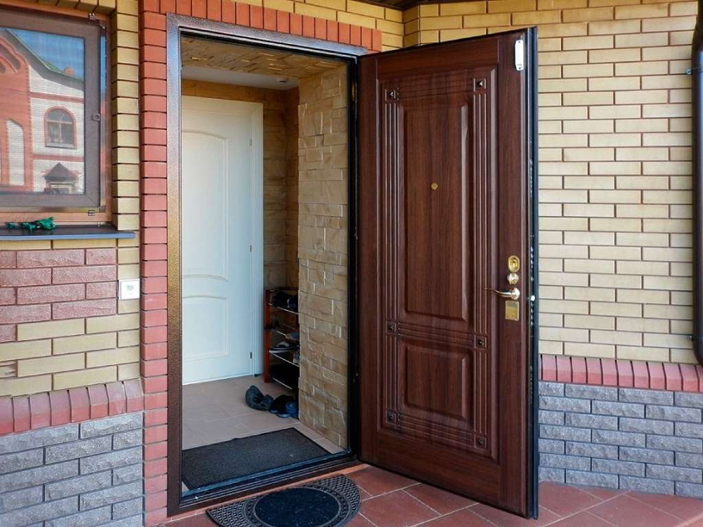 Как выбрать уличные двери для частного дома